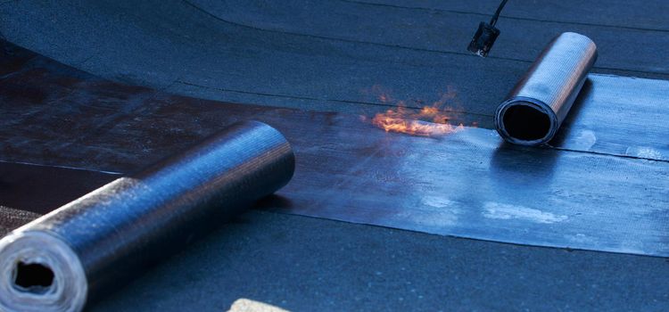 Lapostető felújítás közben készülő vízszigetelés és rétegrend kialakítása egy családi ház tetején