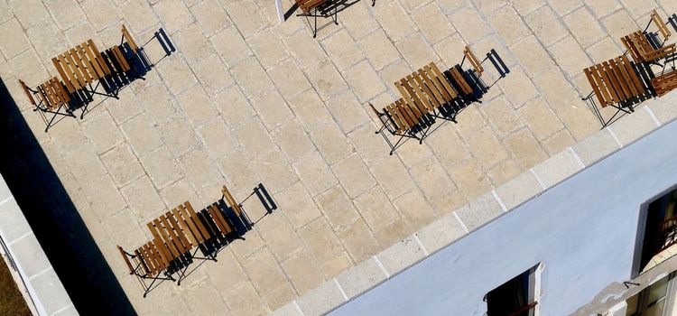 Járható lapostető tervezése pihenőterasz vagy használható tetőfelület kialakításához Járható lapostető burkolattal és kültéri ülőhelyekkel kialakítva